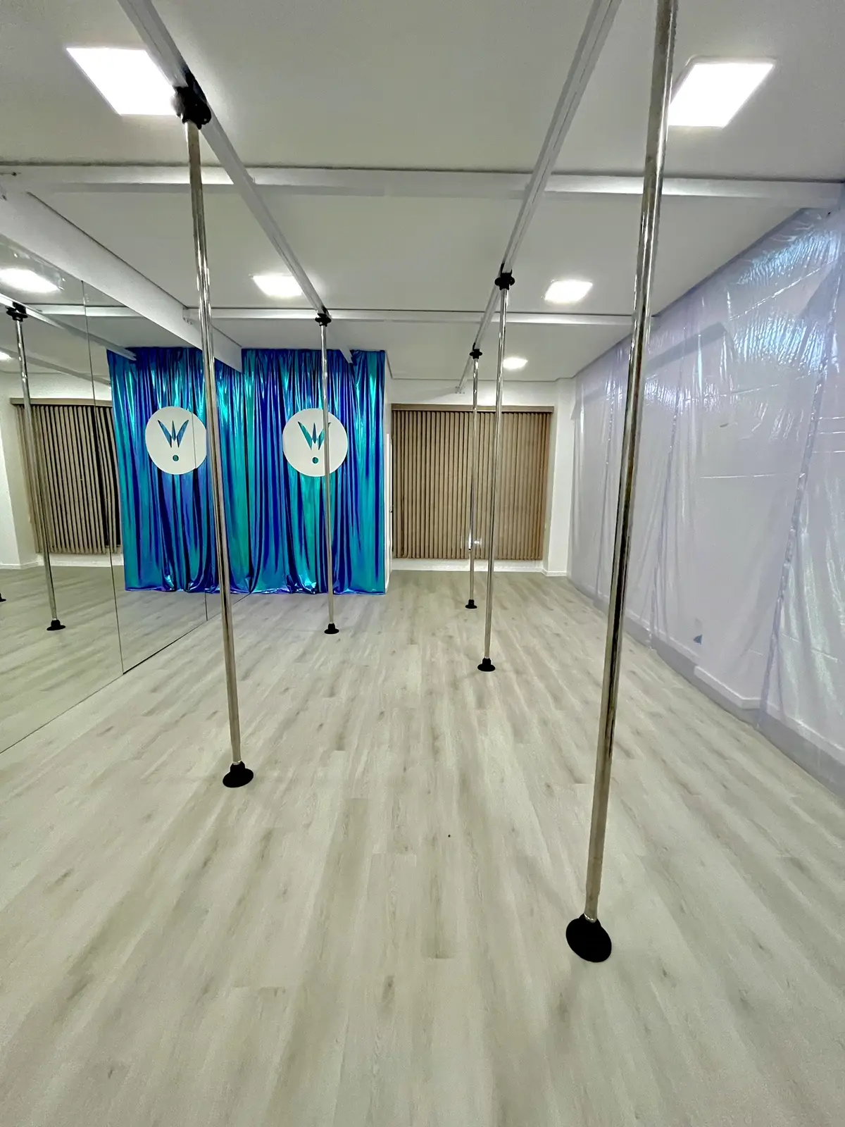 Lounge de recepção do Purpury Pole Studio em Portão, Curitiba